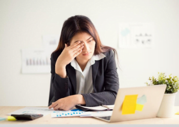 4 Simple Exercises To Soothe Your Eyes While Working From Home