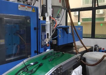 Automatic Robots Make Injection Molding Production More Efficient
