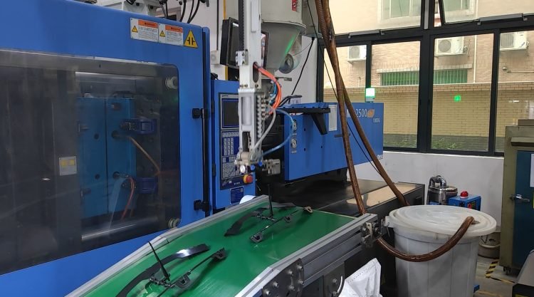 Automatic Robots Make Injection Molding Production More Efficient