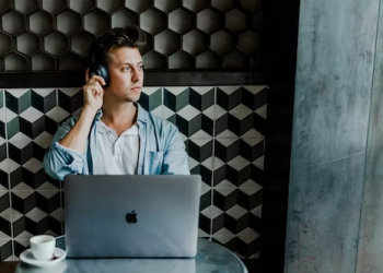 Leading Remote Teams: Managing Time and Collaboration Across Locations