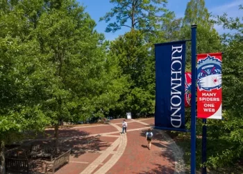 Pole Banners for Schools – Enhancing School Spirit and Community Engagement