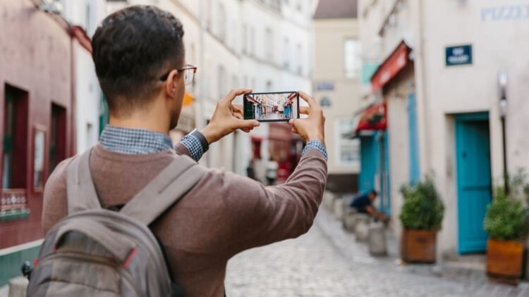 How to Use Your Phone When Traveling Internationally