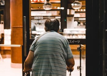 How Lift Chairs and Electric Stand-Up Aids Can Increase Quality of Life for People with Mobility Issues