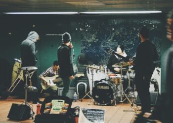 How to Jam With Other Musicians And Improve Your Skills